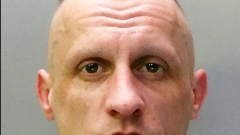 Αυτός είναι ο βιαστής με το μαχαίρι – Απειλούσε να αποκεφαλίσει τον γιο της ενώ την κακοποιούσε μανιασμένα