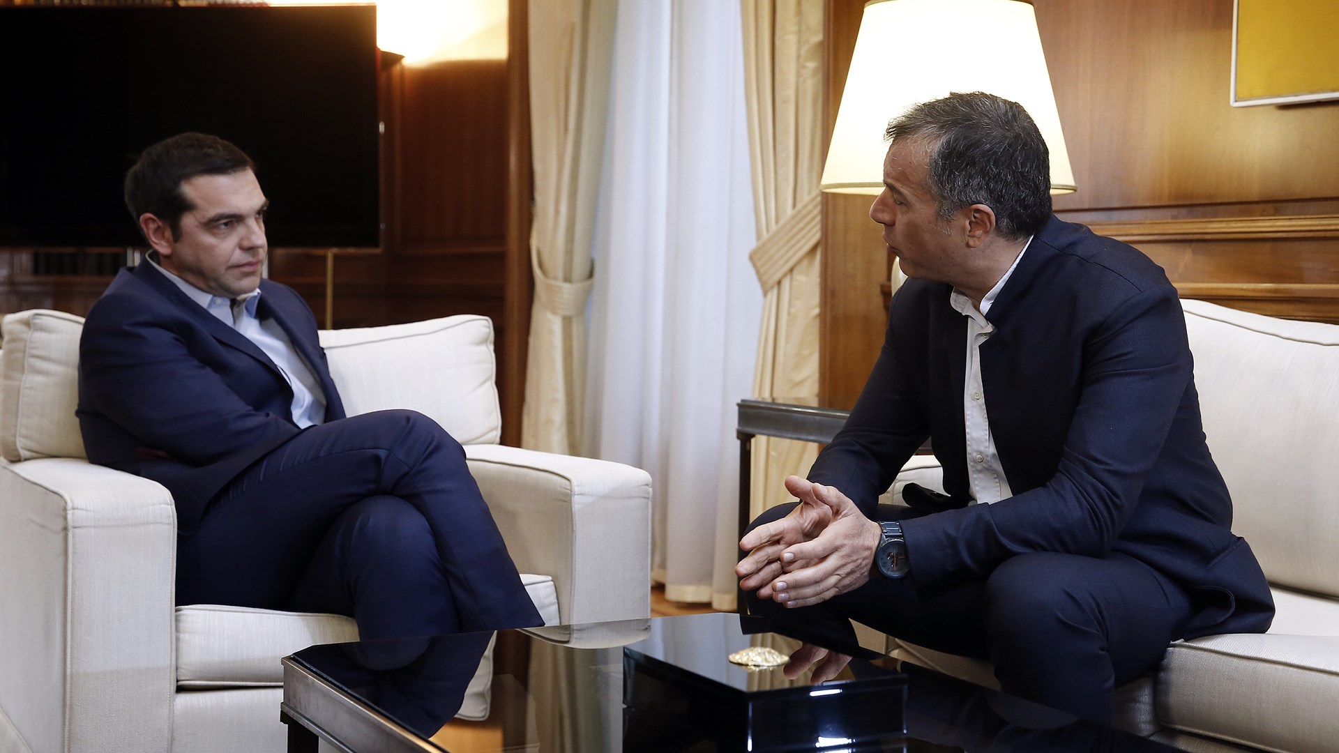 Τσίπρας για ποδόσφαιρο: Να κοπεί ο γόρδιος δεσμός – Ο διάλογος με τον Θεοδωράκη μπροστά στις κάμερες – ΒΙΝΤΕΟ