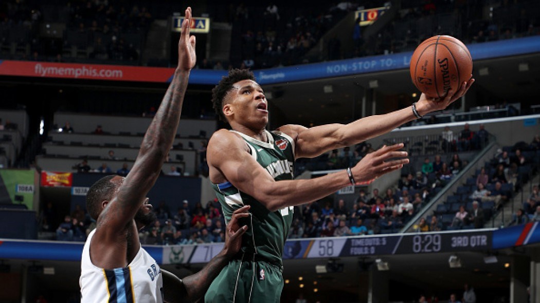 Απόδραση από το Μέμφις για τους Μπακς – Σε μέτρια μέρα ο Αντετοκούνμπο