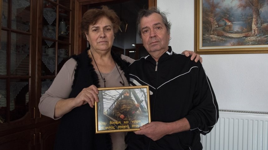 Οι γονείς του λοχία Κούκλατζη στο Spiegel: Ελπίζουμε σε ένα θαύμα – ΦΩΤΟ