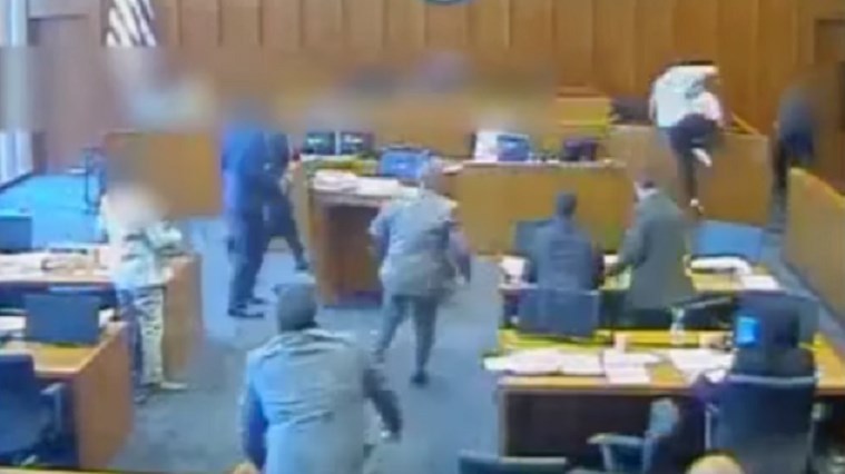 Συγκλονιστικό ΒΙΝΤΕΟ: Κατηγορούμενος επιτίθεται σε μάρτυρα με στυλό προτού πέσει νεκρός