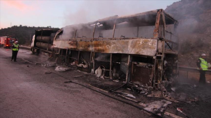 Τουρκία: Τουλάχιστον 13 νεκροί, μεταξύ των οποίων και παιδιά, από τη σύγκρουση λεωφορείου με φορτηγό