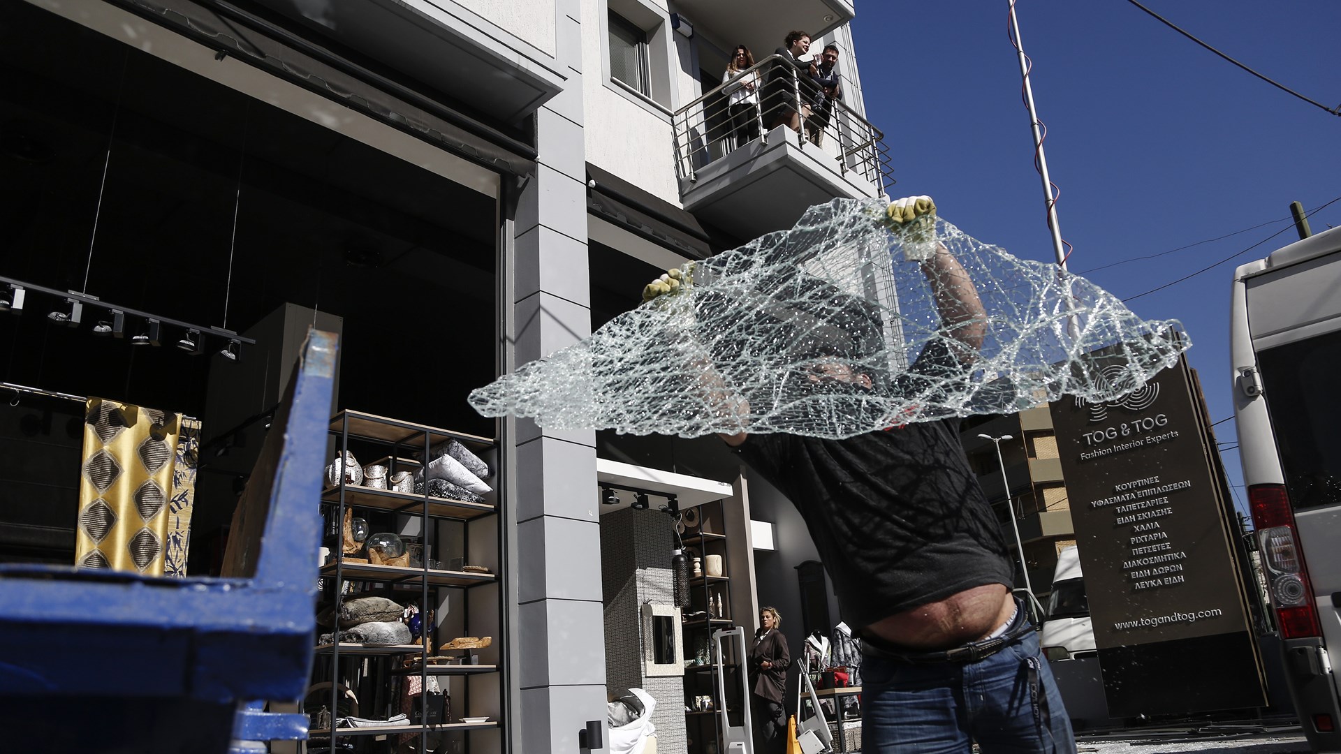 Νέες φωτογραφίες από το κατάστημα στο Χαλάνδρι όπου εξερράγη εκρηκτικός μηχανισμός