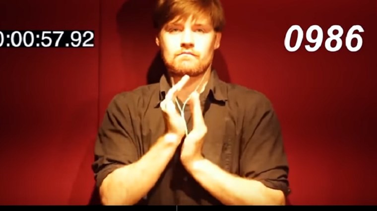 Έσπασε δύο φορές το παγκόσμιο ρεκόρ στα… παλαμάκια – Δείτε πόσα χτυπάει μέσα σε ένα λεπτό – ΒΙΝΤΕΟ