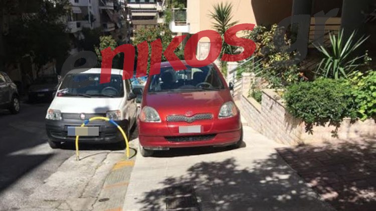 “Βραβείο ασυνειδησίας” για οδηγό – Ακόμη λίγο και θα πάρκαρε μέσα στην… πολυκατοικία – ΦΩΤΟ αναγνώστη