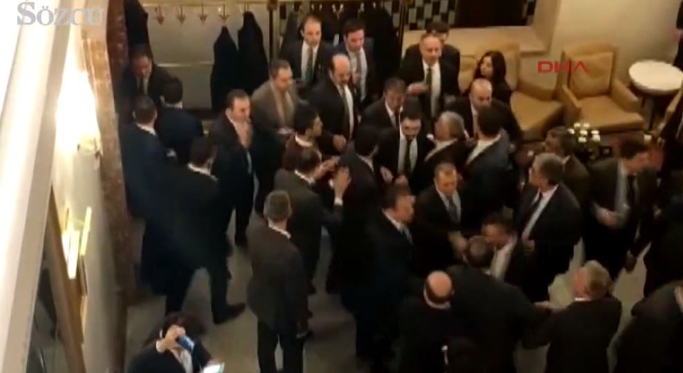 Ρινγκ η τουρκική βουλή – Μπουνιές και κυνηγητό μεταξύ των βουλευτών – ΒΙΝΤΕΟ