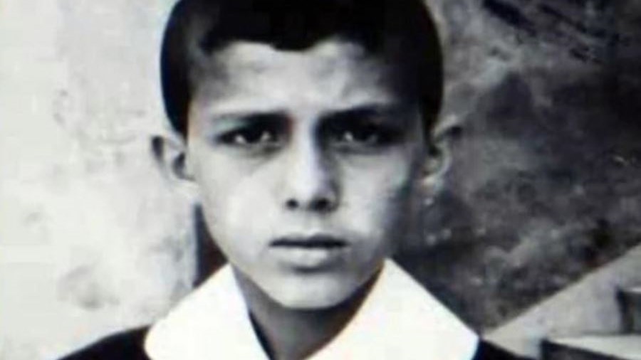 Ποιος είναι ο μικρός της φωτογραφίας που πουλούσε κουλούρια για να επιβιώσει – Σήμερα, απειλεί σε κάθε ευκαιρία την Ελλάδα