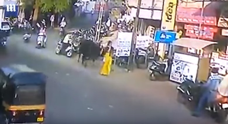 Συγκλονιστικό ΒΙΝΤΕΟ: Ταύρος εκτόξευσε στον αέρα ανυποψίαστη γυναίκα