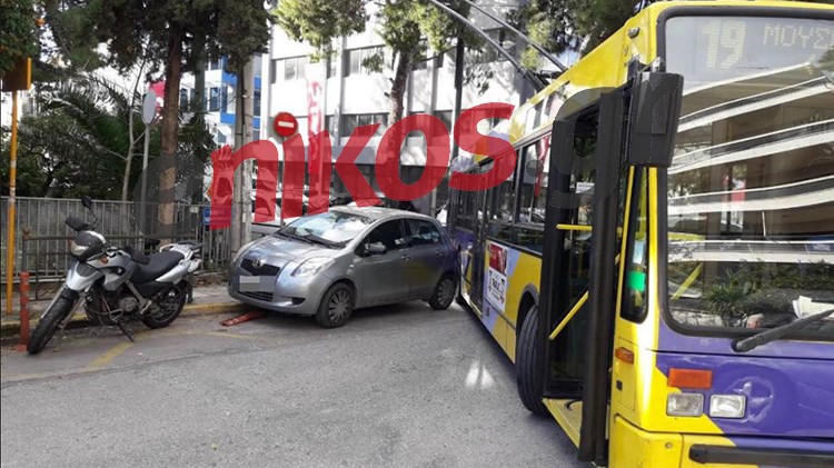 Νέο παρκάρισμα για…χειροκρότημα – Δεν μπορούσε να στρίψει το τρόλεϊ  – ΦΩΤΟ αναγνώστη