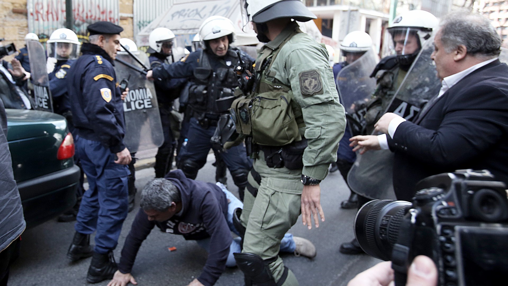 Καρέ καρέ τα άγρια επεισόδια μεταξύ ΜΑΤ-διαδηλωτών για τους πλειστηριασμούς στα Εξάρχεια – ΦΩΤΟ