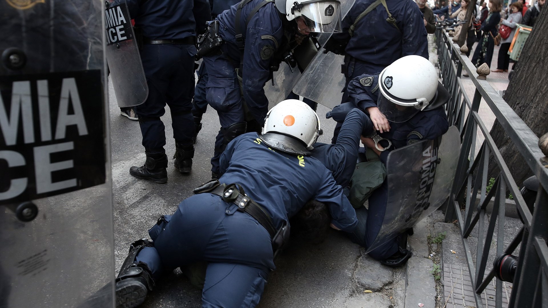 Συγκέντρωση μελών της ΛΑΕ στη ΓΑΔΑ – Ζητούν την απελευθέρωση των προσαχθέντων στα επεισόδια για τους πλειστηριασμούς – ΒΙΝΤΕΟ