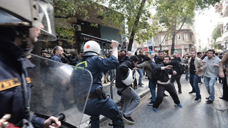 Συγκέντρωση στην Ευελπίδων για τους συλληφθέντες στα επεισόδια στο συμβολαιογραφείο της Θεμιστοκλέους
