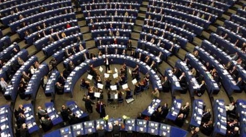 Παρέμβαση 12 ευρωβουλευτών της Αριστεράς για τα επεισόδια σε συμβολαιογραφείο στα Εξάρχεια