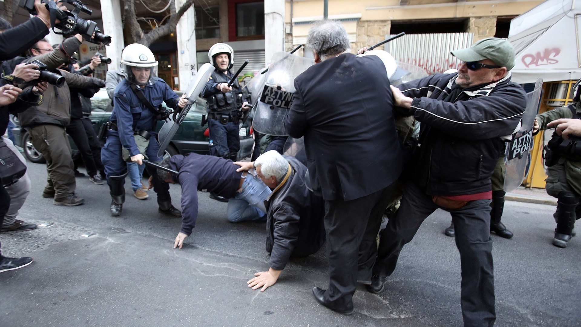 BINTEO με τα άγρια επεισόδια σε πλειστηριασμό