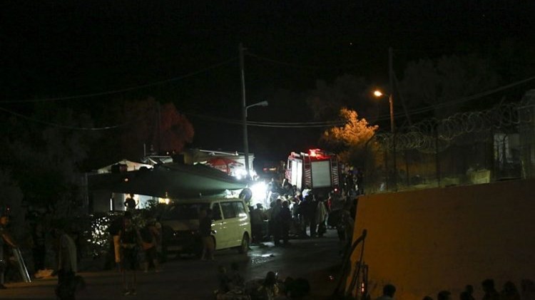 Επεισόδια στη Μόρια – Άναψαν φωτιές μέσα στον καταυλισμό