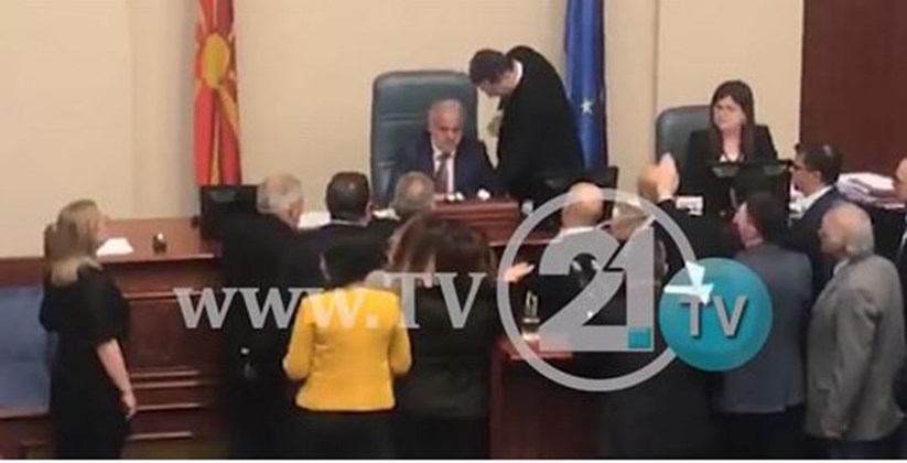 Χαμός στο κοινοβούλιο των Σκοπίων – Ο πρώην πρωθυπουργός Νίκολα Γκρουέφσκι επιτέθηκε στον πρόεδρο της Βουλής – ΒΙΝΤΕΟ