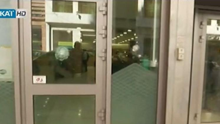 Εικόνες από την καταδρομική επίθεση κουκουλοφόρων σε τράπεζες στην πλατεία Κάνιγγος – ΒΙΝΤΕΟ