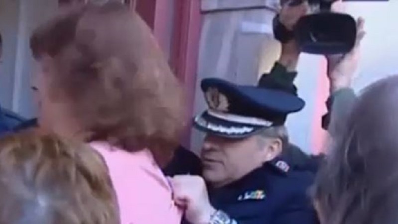 Έφοδος της ΠΟΕΔΗΝ στο γραφείο του διοικητή του «Σωτηρία» – ΒΙΝΤΕΟ