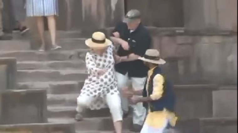 Η Χίλαρι Κλίντον γλίστρησε δύο φορές – ΒΙΝΤΕΟ