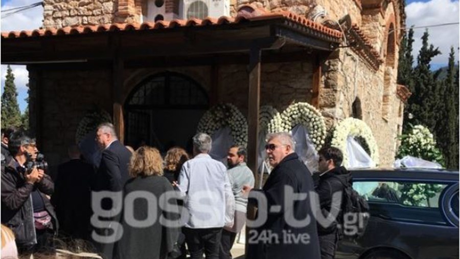 Σπαραγμός και χειροκρότημα στην κηδεία του Χρήστου Σιμαρδάνη – Ήταν “όλοι” εκεί – ΒΙΝΤΕΟ – ΦΩΤΟ