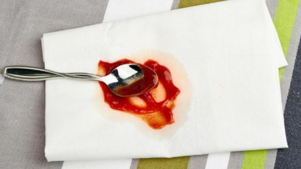 Έτσι θα καθαρίσετε τους λεκέδες από ντομάτα