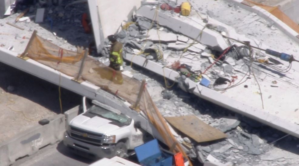 Σοκάρουν οι πρώτες εικόνες από την κατάρρευση της πεζογέφυρας στη Φλόριντα – ΦΩΤΟ