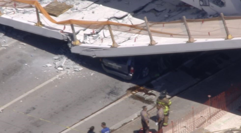 LIVE ΕΙΚΟΝΕΣ από το σημείο που κατέρρευσε η πεζογέφυρα στη Φλόριντα