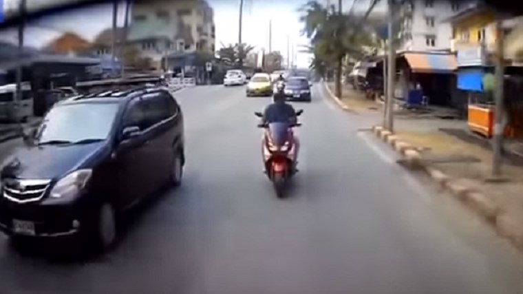 Οδηγός μηχανής έμαθε με τον… άσχημο τρόπο να μην παίζει με το κινητό ενώ οδηγεί – ΒΙΝΤΕΟ