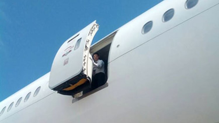 Μυστήριο ο θάνατος αεροσυνοδού- Σκοτώθηκε πέφτοντας από την έξοδο κινδύνου αεροπλάνου