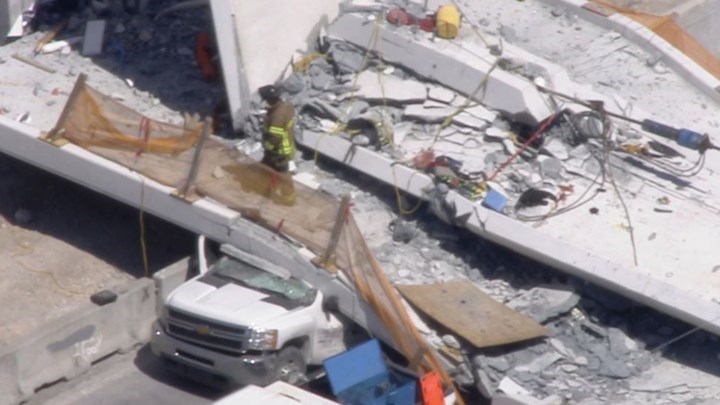 Έξι οι νεκροί από την κατάρρευση της πεζογέφυρας στο Μαϊάμι- Συνεχίζονται οι έρευνες για επιζώντες