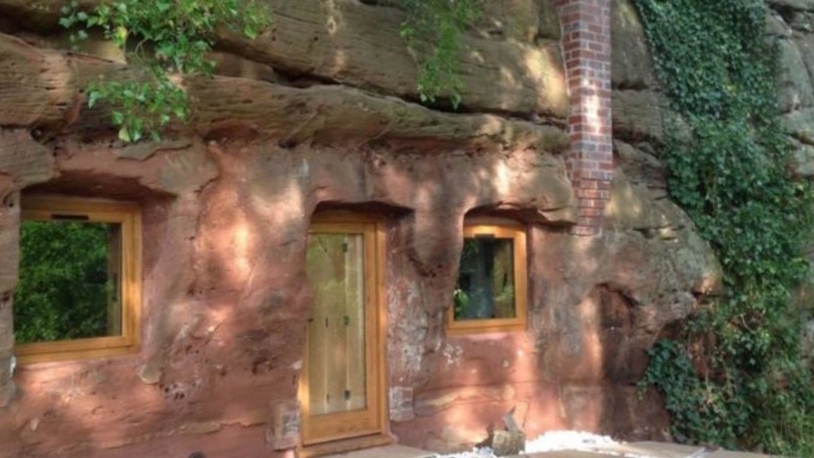 Σπίτια κυριολεκτικά «χωμένα» σε σπηλιές – ΦΩΤΟ