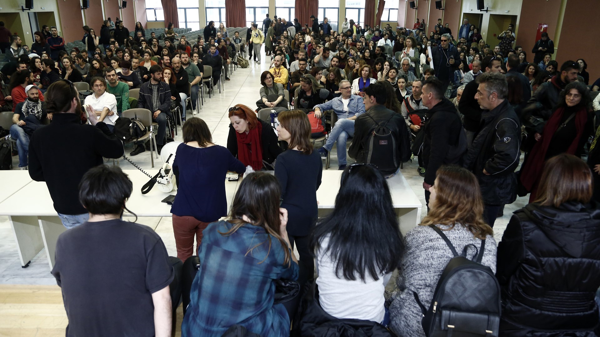 Κατάληψη από φοιτητές και αναπληρωτές στο υπουργείο Παιδείας – ΦΩΤΟ – BINTEO