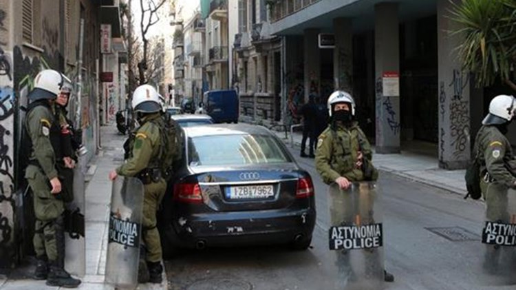 Αντιεξουσιαστές ανακατέλαβαν το κτίριο της οδού Ζαΐμη που είχε εκκενωθεί από την Αστυνομία