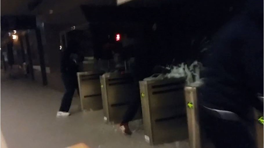 ΒΙΝΤΕΟ από την επιδρομή των κουκουλοφόρων στον σταθμό του ΗΣΑΠ του Περισσού