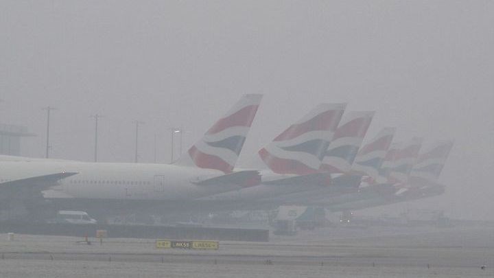 Η “επίθεση” του χιονιά προκάλεσε χάος – Ματαιώθηκαν περισσότερες από 100 πτήσεις στο αεροδρόμιο του Χίθροου