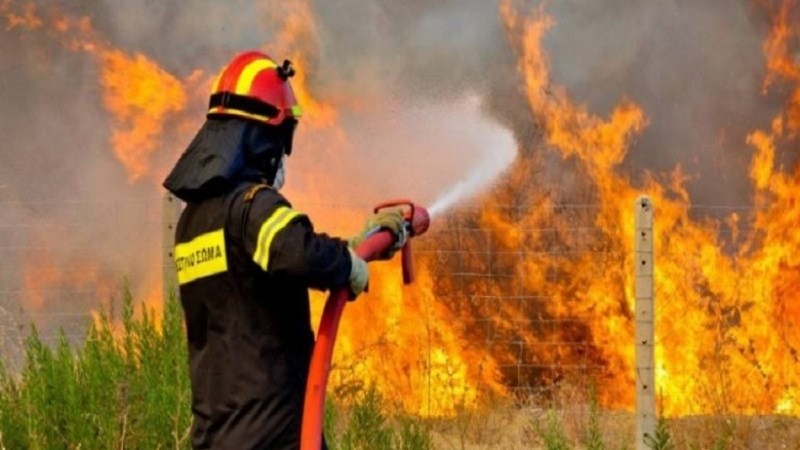 Μεγάλη πυρκαγιά στην Κίσσαμο εν μέσω θυελλωδών ανέμων 10 μποφόρ