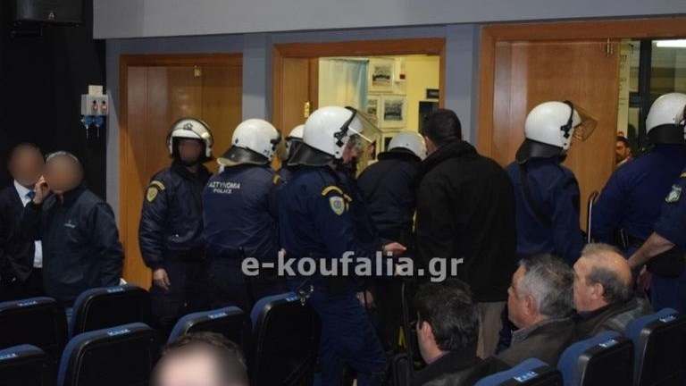 “Εισβολή” οπαδών του ΠΑΟΚ σε ομιλία του Άδωνι Γεωργιάδη – Αναβλήθηκε τελικά – ΦΩΤΟ