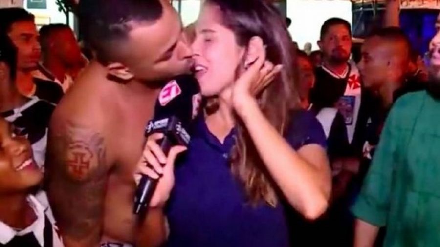 Οπαδός επιχείρησε να φιλήσει ρεπόρτερ στο στόμα την ώρα που βρισκόταν on air – ΒΙΝΤΕΟ