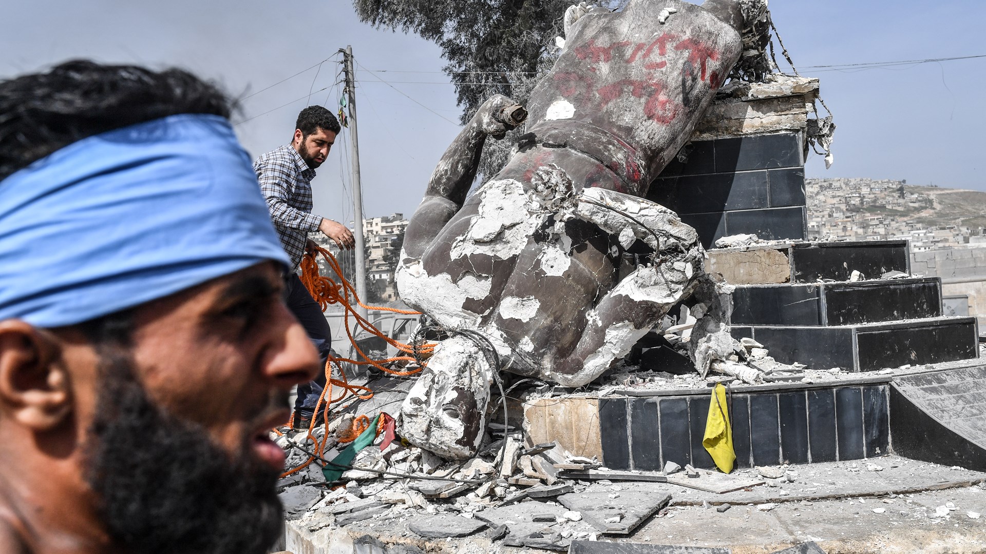 Επίδειξη “ισχύος” από τον Ερντογάν στην Αφρίν – Τούρκοι στρατιώτες κατεδάφισαν άγαλμα ήρωα των Κούρδων – ΒΙΝΤΕΟ