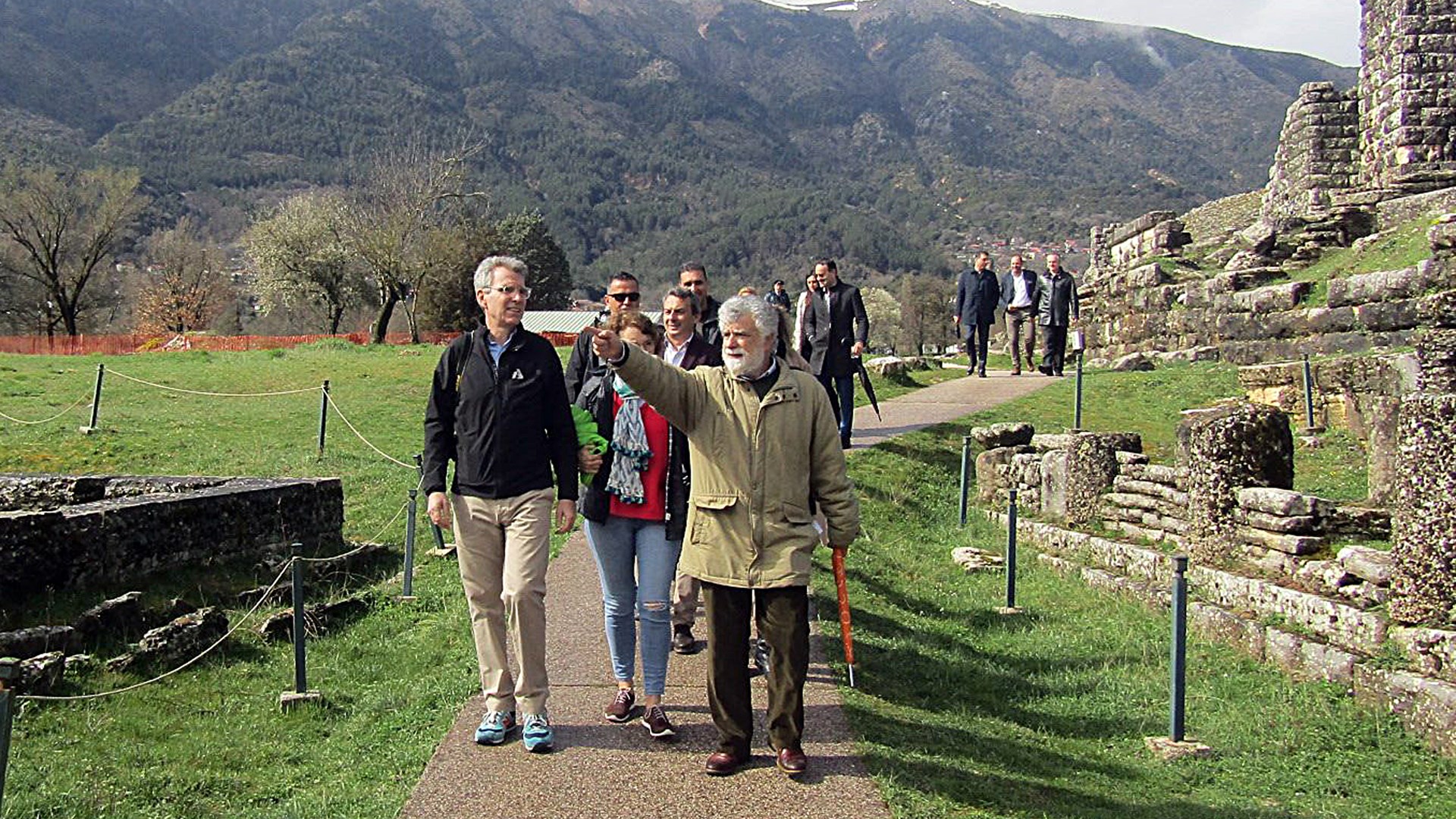 Επίσκεψη του Αμερικανού πρέσβη στην Αρχαία Δωδώνη – Τα δώρα που του έκανε ο δήμαρχος – ΦΩΤΟ