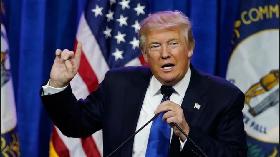 Ο Τραμπ στρέφει τα πυρά του στον ειδικό ανακριτή Ρόμπερτ Μάλερ