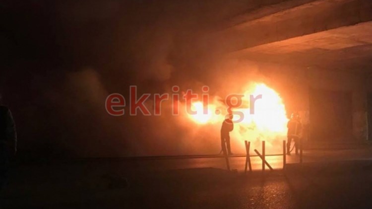 Βαν τυλίχθηκε στις φλόγες εν κινήσει – ΦΩΤΟ