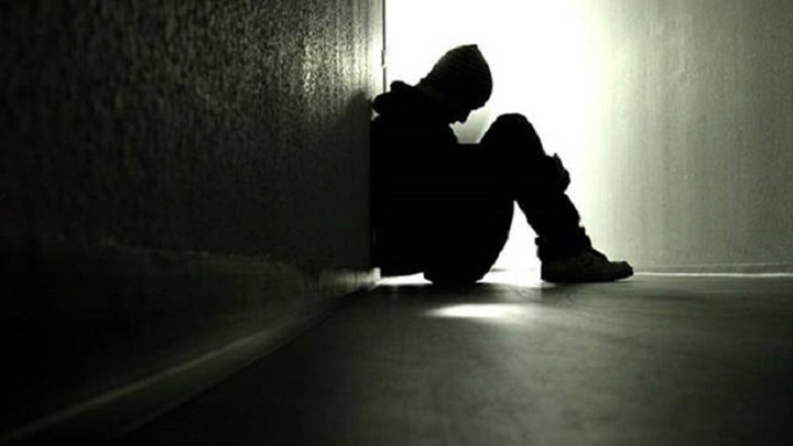 Μητέρα πετάει στον δρόμο τον 14χρονο γιο της – Τον απειλεί με μήνυση αν δεν βρει δουλειά