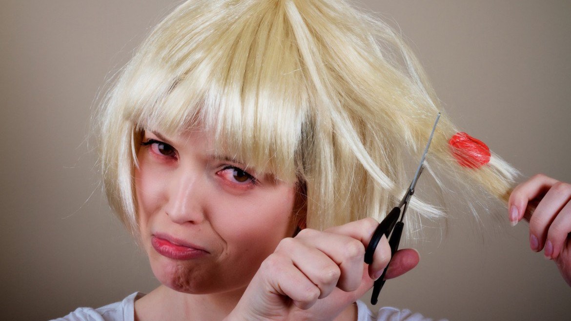 Κόλλησε τσίχλα στα μαλλιά σας; Δείτε πώς να την βγάλετε πανεύκολα