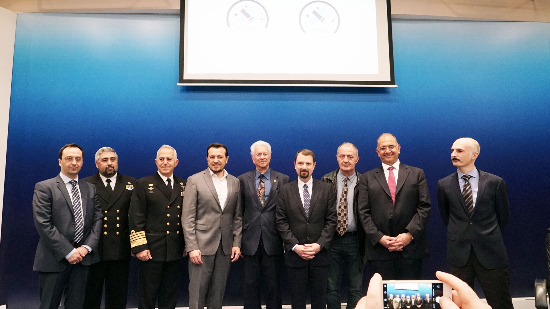 Αποκαλυπτήρια του Ελληνικού Διαστημικού Οργανισμού – Το λογότυπο και οι selfies του Νίκου Παππά με μαθητές