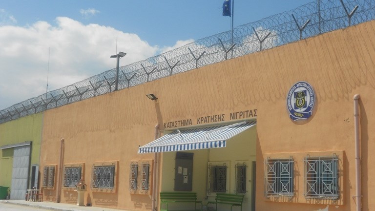 Κρατούμενος χρησιμοποίησε την ανήλικη κόρη του ως “βαποράκι” για να περάσει 190 χάπια στις φυλακές Νιγρίτας