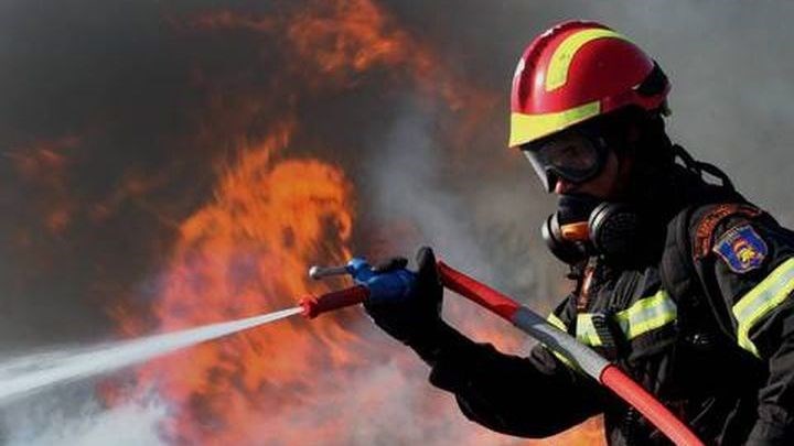 Για δεύτερη φορά έκαψαν το αυτοκίνητο του αξιωματικού της Τροχαίας στη Γλυφάδα