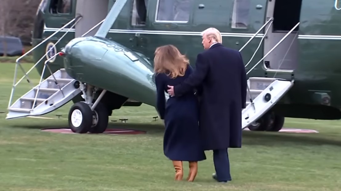 Δείτε πώς αντέδρασε ο Τράμπ όταν σκόνταψε η Μελάνια- ΒΙΝΤΕΟ