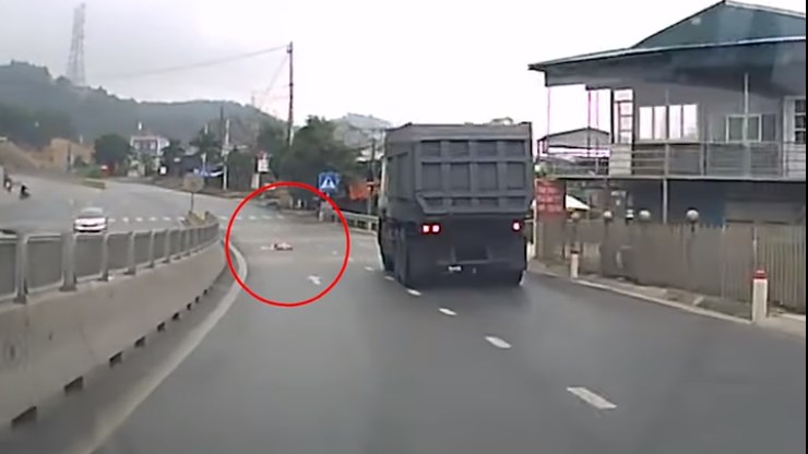 ΣΟΚ: Μωρό μπουσουλάει στη μέση της λεωφόρου – ΒΙΝΤΕΟ