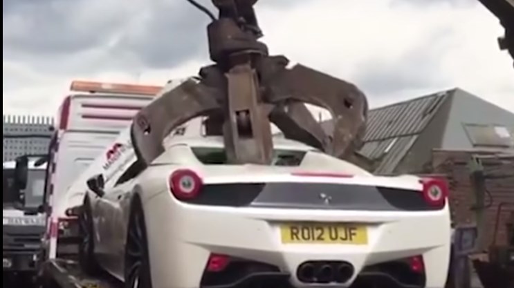 Αυτό παθαίνουν τα ανασφάλιστα οχήματα… ακόμα κι αν έχεις Φεράρι – ΒΙΝΤΕΟ